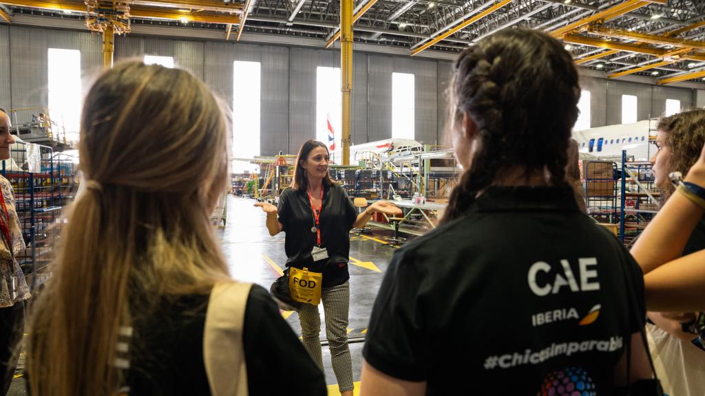 Natalia Martínez muestra las instalaciones de mantenimiento a las #ChicasImparables.