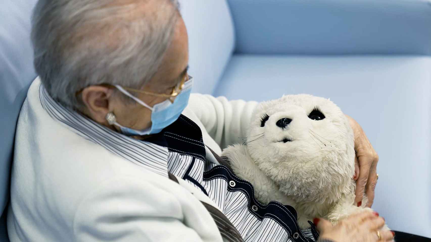 Perla es el nombre que se le ha dado a esta foca-robot que interactúa con los pacientes