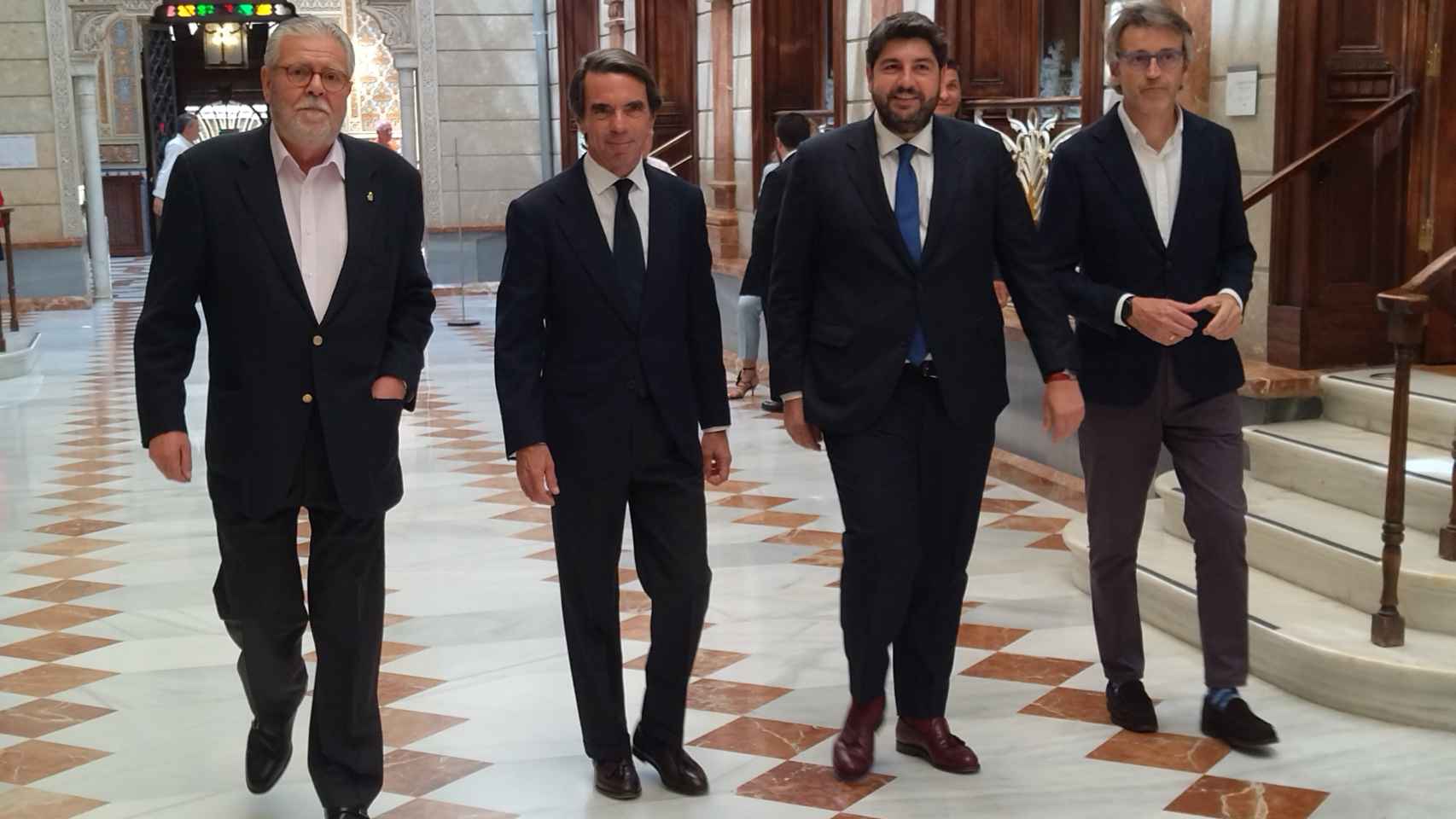 Aznar, este viernes, a su llegada al Real Casino de Murcia.