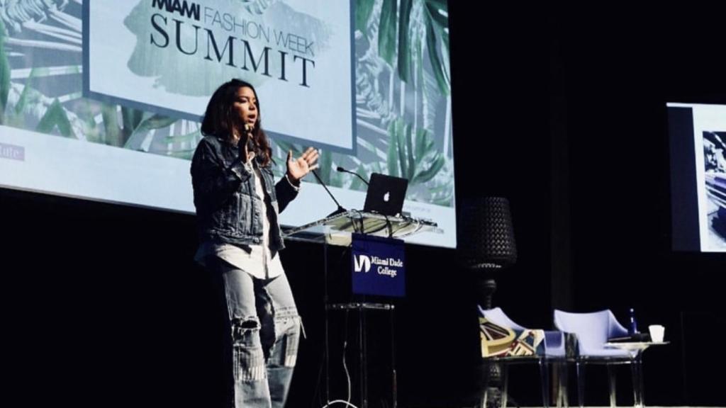 La diseñadora en una ponencia en Miami ante cientos de jóvenes.