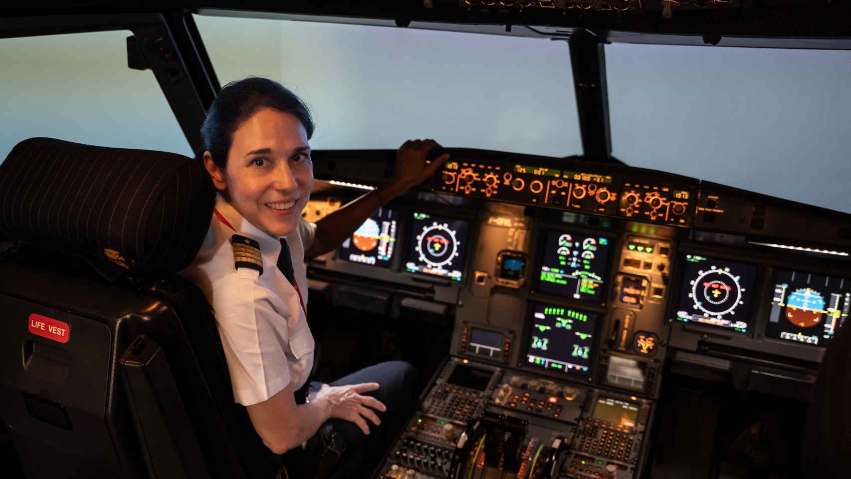 Beatriz Urdiales en un simulador de vuelo de La Muñoza (Madrid).