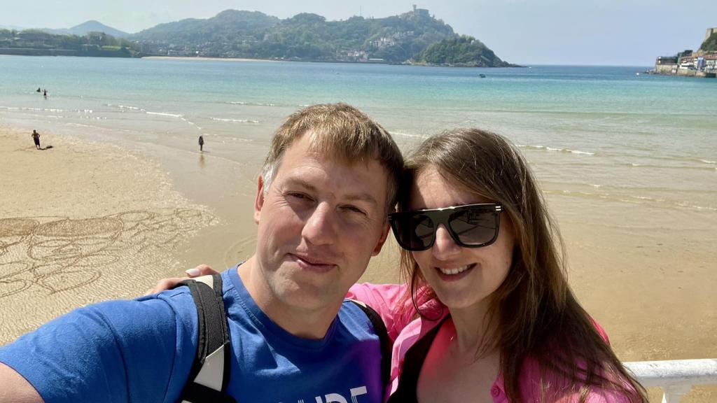 Vladimir Osechkin con Camila Rajmatoulina, su esposa, bañándose en la playa de la Concha de San Sebastián, hace dos semanas. Cedida a El Español