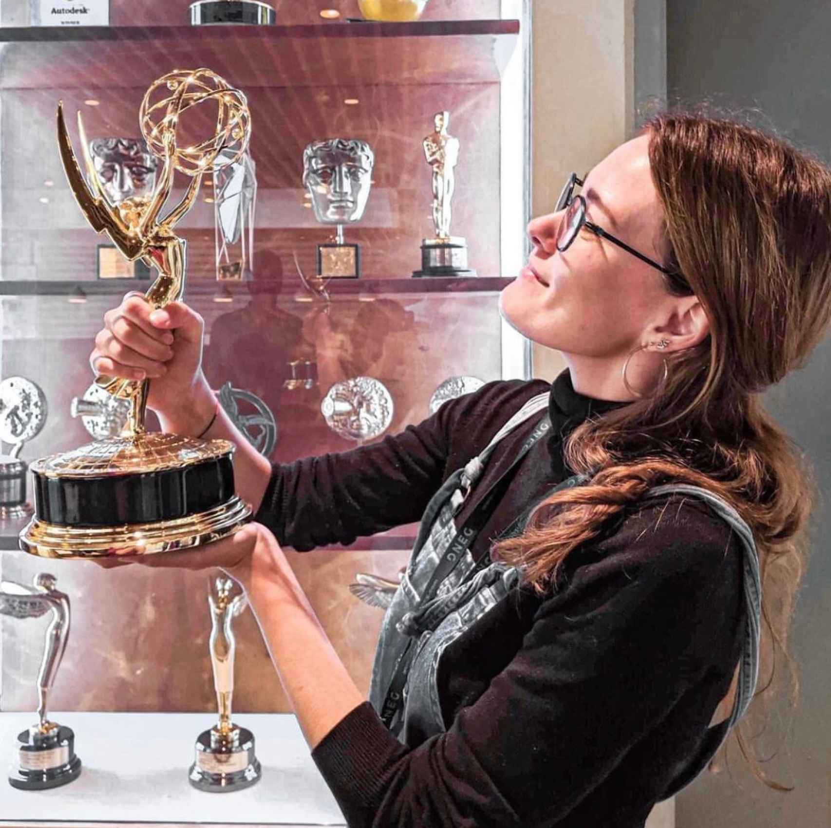 Alba, levantando el Emmy que ganó junto al equipo de diseño de la serie 'Chernobyl'.