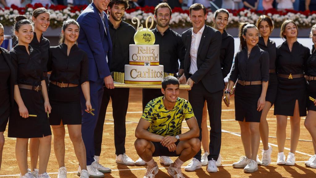 Carlos Alcaraz, con la tarta que le regaló la organización.