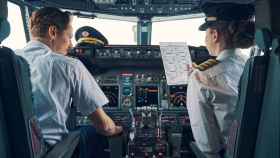 Pilotos en una cabina de avión a punto de despegar.