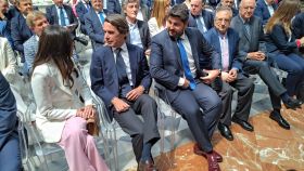 El expresidente Aznar (c), este viernes, con el presidente de Murcia, Fernando López Miras, en la capital murciana.