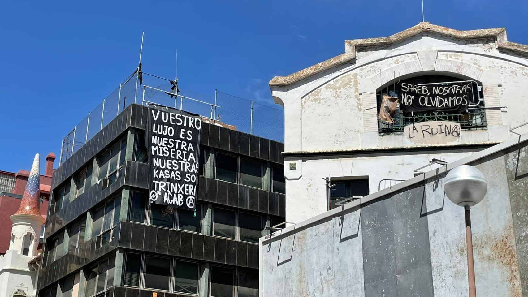Algunas de las pancartas que cuelgan en los locales ocupados en Barcelona.
