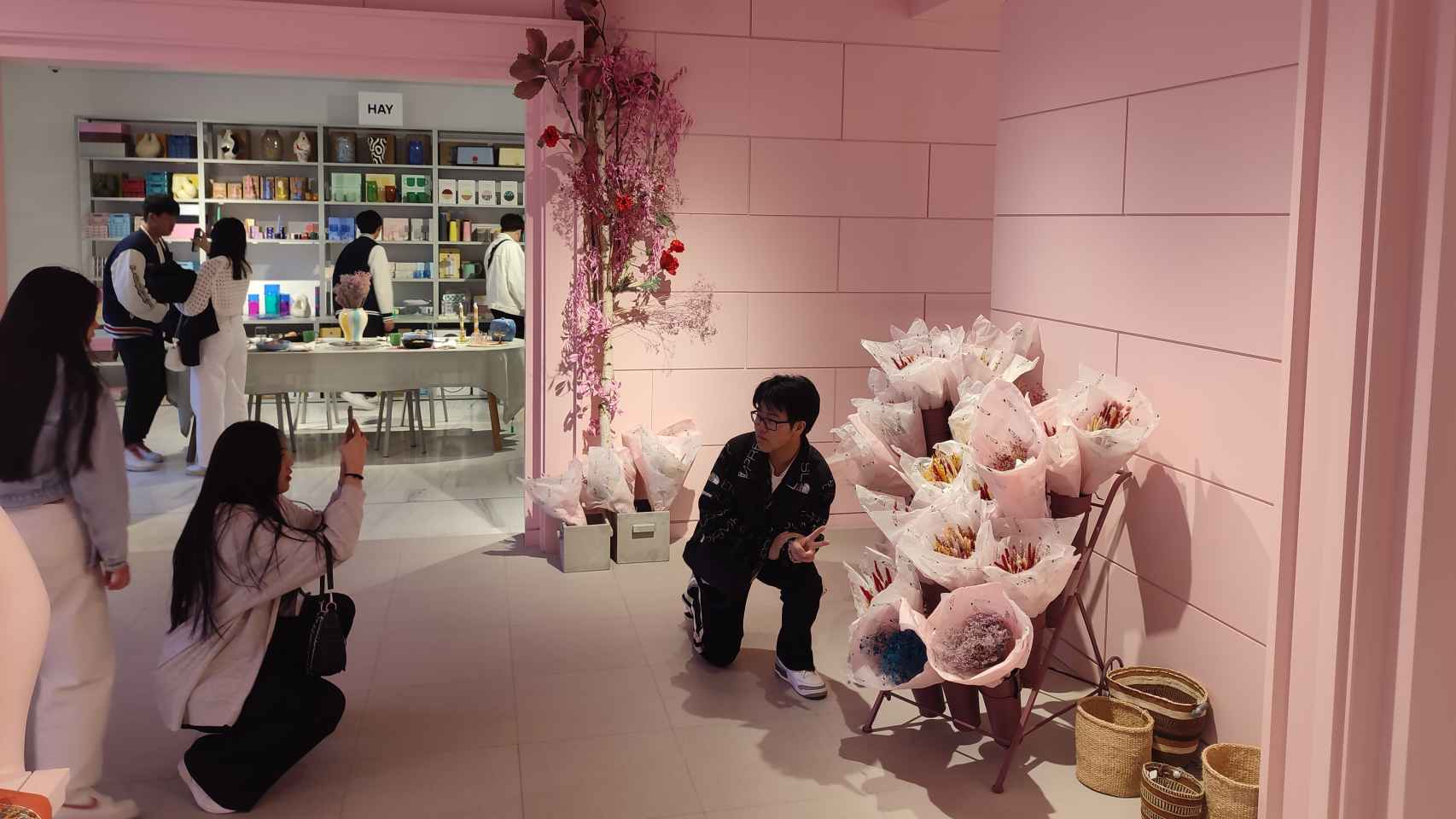 Un grupo de turistas japoneses se hacen fotos dentro del centro comercial Wow Concept