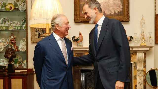 Carlos III y Felipe VI han mantenido su primera reunión desde que el hijo de Isabel II ascendió al trono el pasado mes de septiembre.