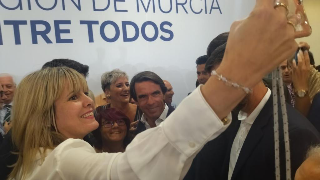 Conchi Sánchez, vecina de Dolores de Pacheco, este viernes, haciéndose una con el expresidente del Gobierno.