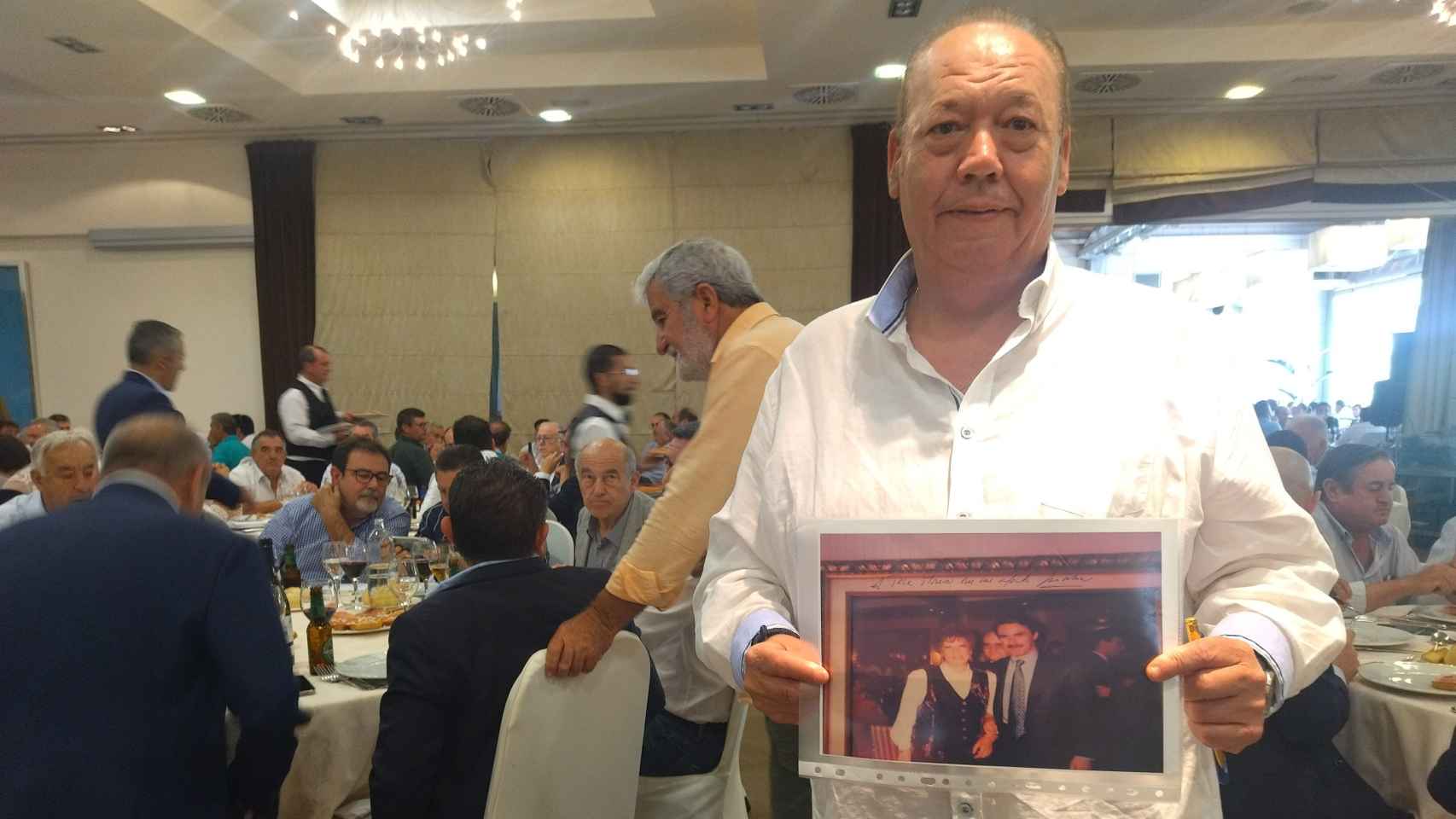 Tomás Heredia, este viernes, mostrando la foto de su madre con Aznar dedicada por el expresidente del Gobierno.