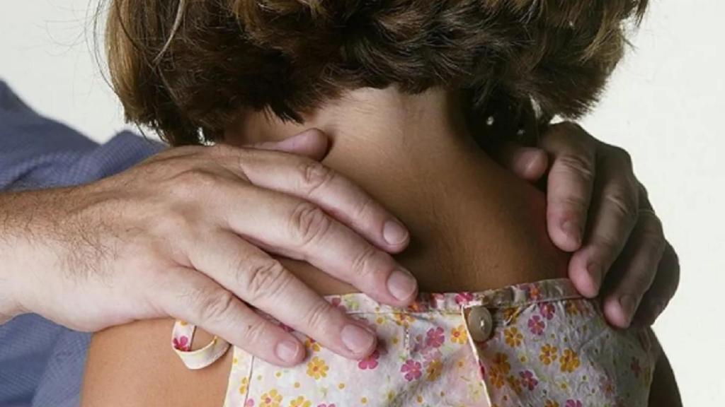 Imagen de archivo de la recreación de un abuso por parte de una adulto a una menor de edad.