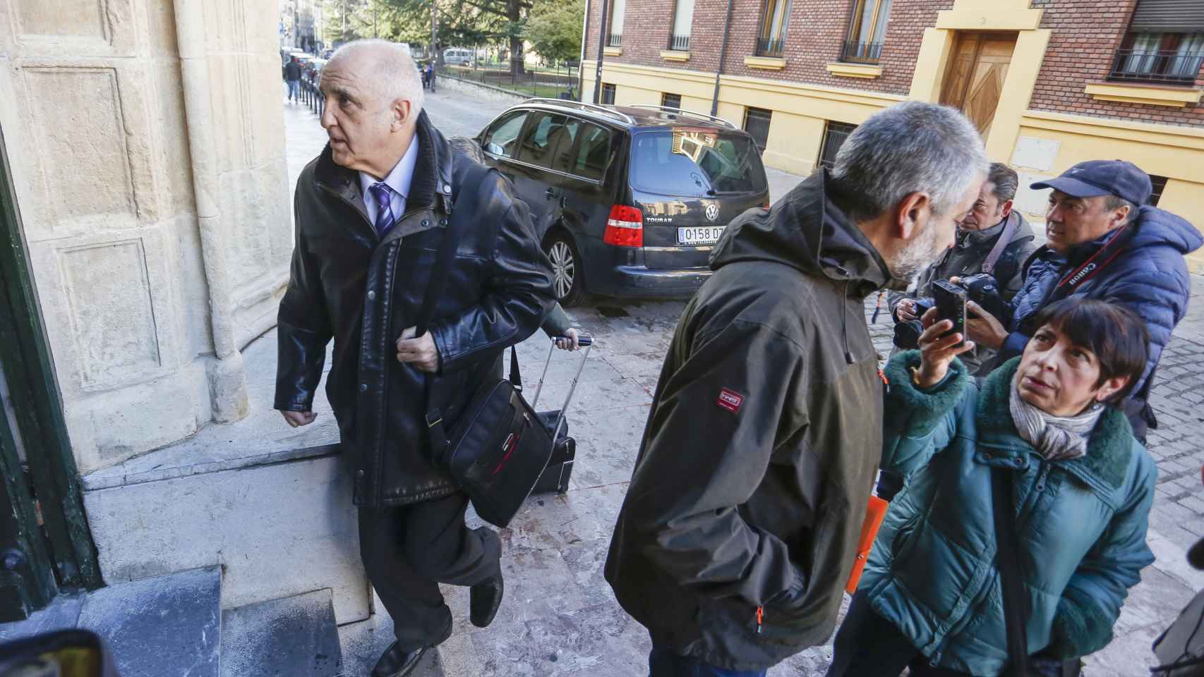 El empresario minero Vitorino Alonso, entra a la Audiencia Provincial de León mientras el exalcalde de Villablino, Guillermo Murias (D), atiende a los medios de comunicación en 2019