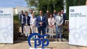 El candidato del PP en Guijuelo, Roberto Martín, acompañado de los integrantes de su candidatura