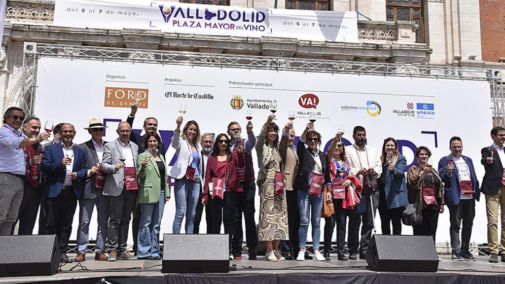 Miembros del Equipo de Gobierno brindan en la Plaza Mayor con el vino como protagonista