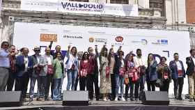 Miembros del Equipo de Gobierno brindan en la Plaza Mayor con el vino como protagonista