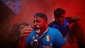 Un aficionado del Nápoles celebra el Scudetto de su equipo.