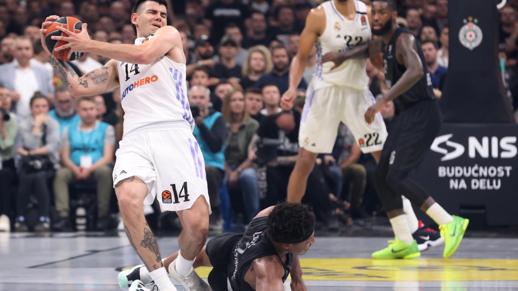 Gaby Deck en el momento de su lesión contra Partizán