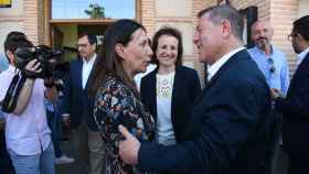 García-Page saluda a Concha Chapa, concejal de CS en el Ayuntamiento de Madrid.