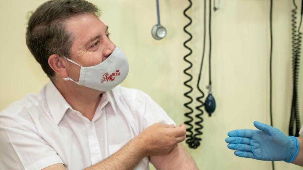 Emiliano García-Page vacunándose