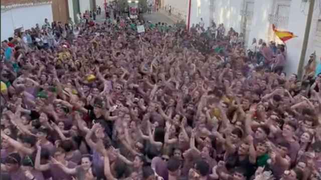 Se hace viral el vídeo de 2.000 jóvenes de Tomelloso cantando a una señora: Pelos de punta