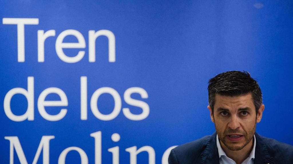 El alcalde de Campo de Criptana, Santiago Lázaro, presenta la oferta turística de la ciudad manchega en plena Gran Vía de Madrid - EUROPA PRESS / MATEO LANZUELA