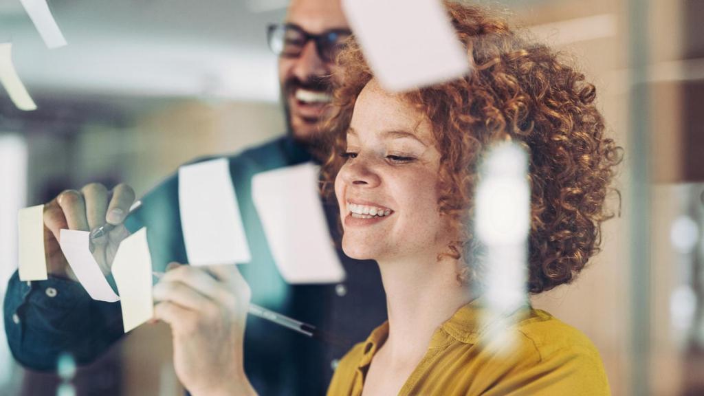 Imagen de archivo de dos personas organizando el trabajo.