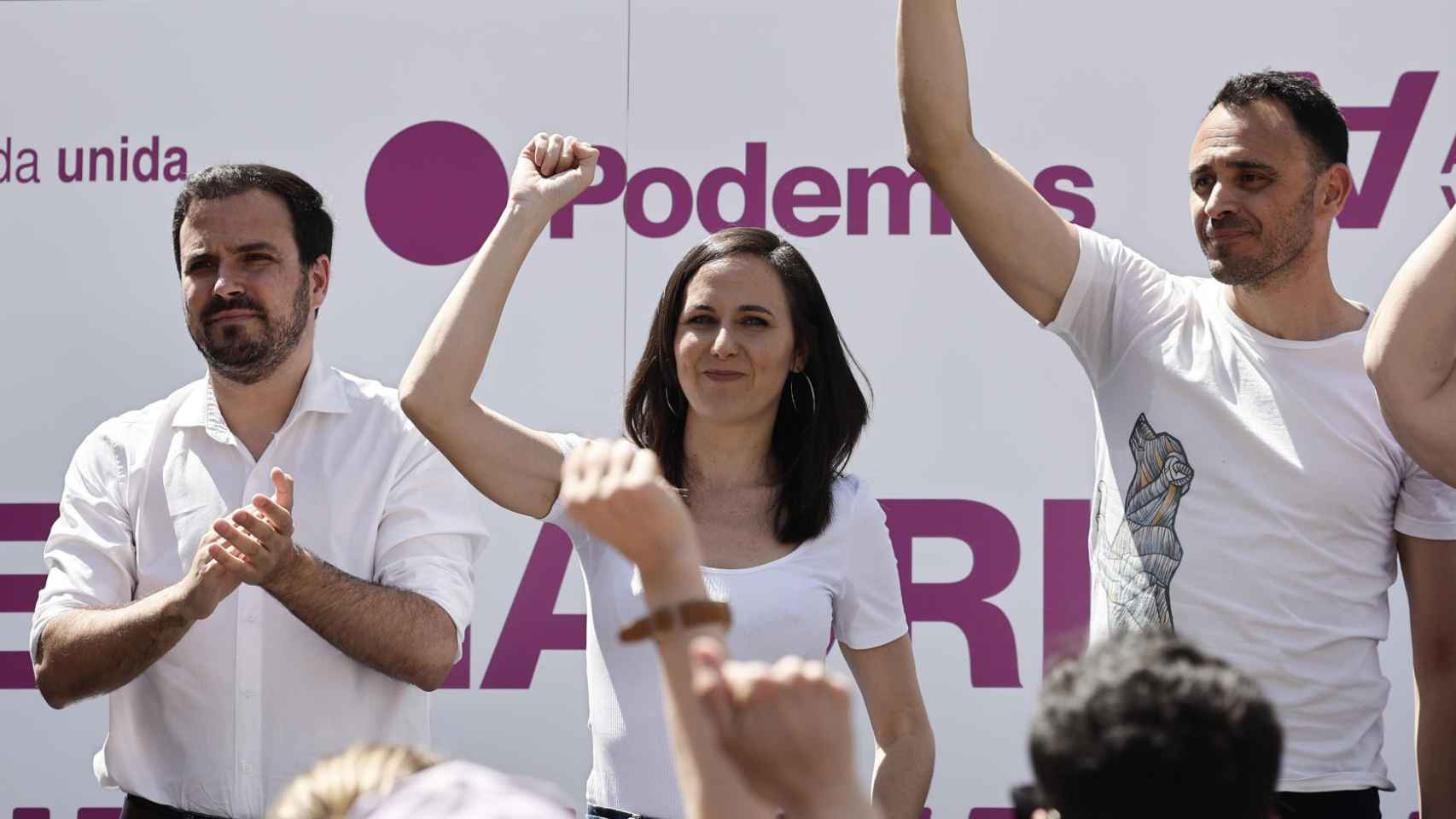 La secretaria general de Podemos, Ione Belarra (c), el coordinador federal de Izquierda Unida, Alberto Garzón (i), y el candidato de Podemos-IU a la alcaldía de Madrid, Roberto Sotomayor (d).
