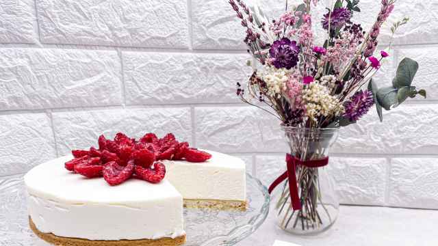 Cheesecake con frambuesas y flores para el Día de la Madre.