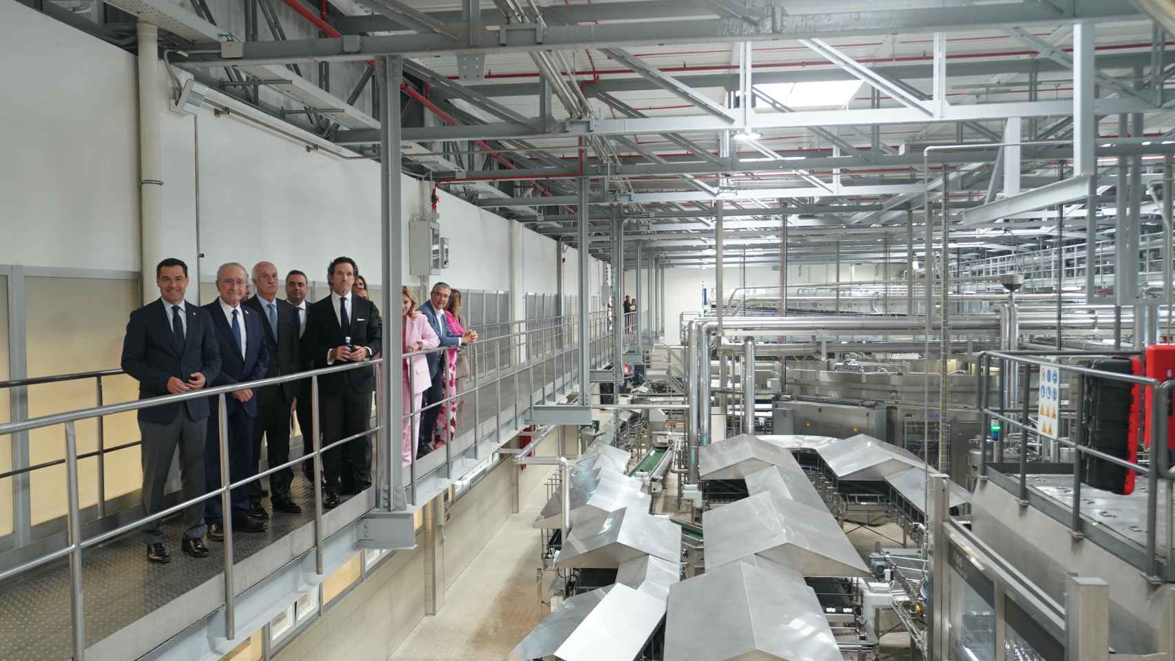 Un momento de la visita de Juan Manuel Moreno a la fábrica de Mahou San Miguel en Málaga.