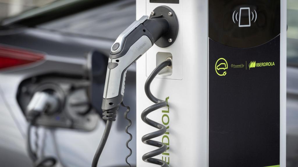 Coche electrificado recargando su batería.