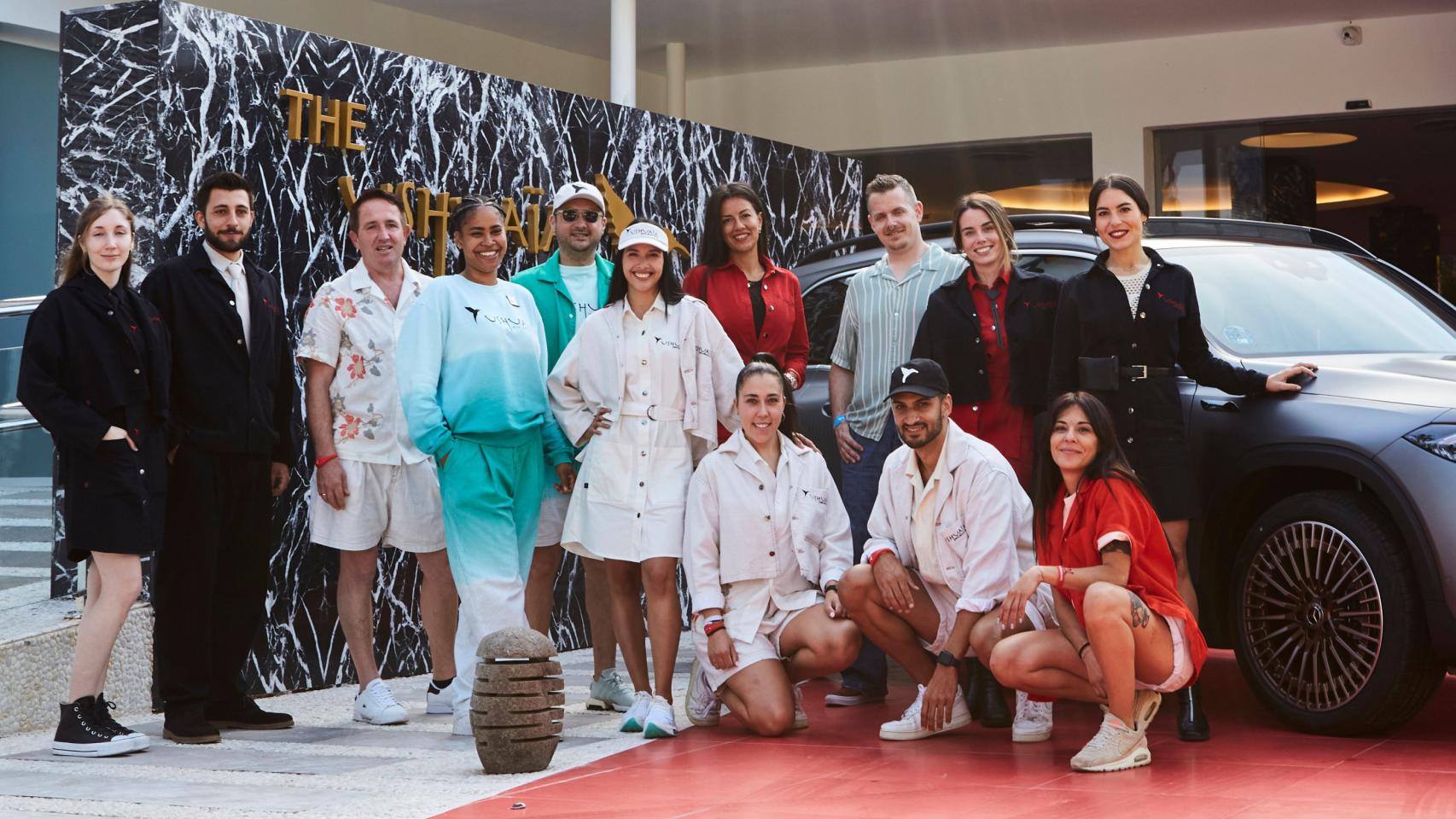 El diseñador David Catalán junto al personal del hotel junto al equipo del hotel.