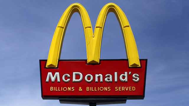 Una señal de la franquicia de restaurantes de comida rápida estadounidense McDonald's, multada por explotación infantil.