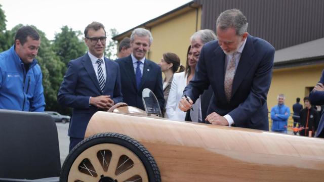 Felipe VI firma uno de los proyectos de los alumnos de Lugo