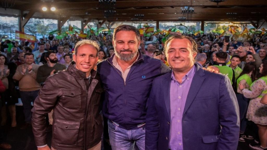 De izquierda a derecha: Daniel Arias, Santiago Abascal y David Moreno.