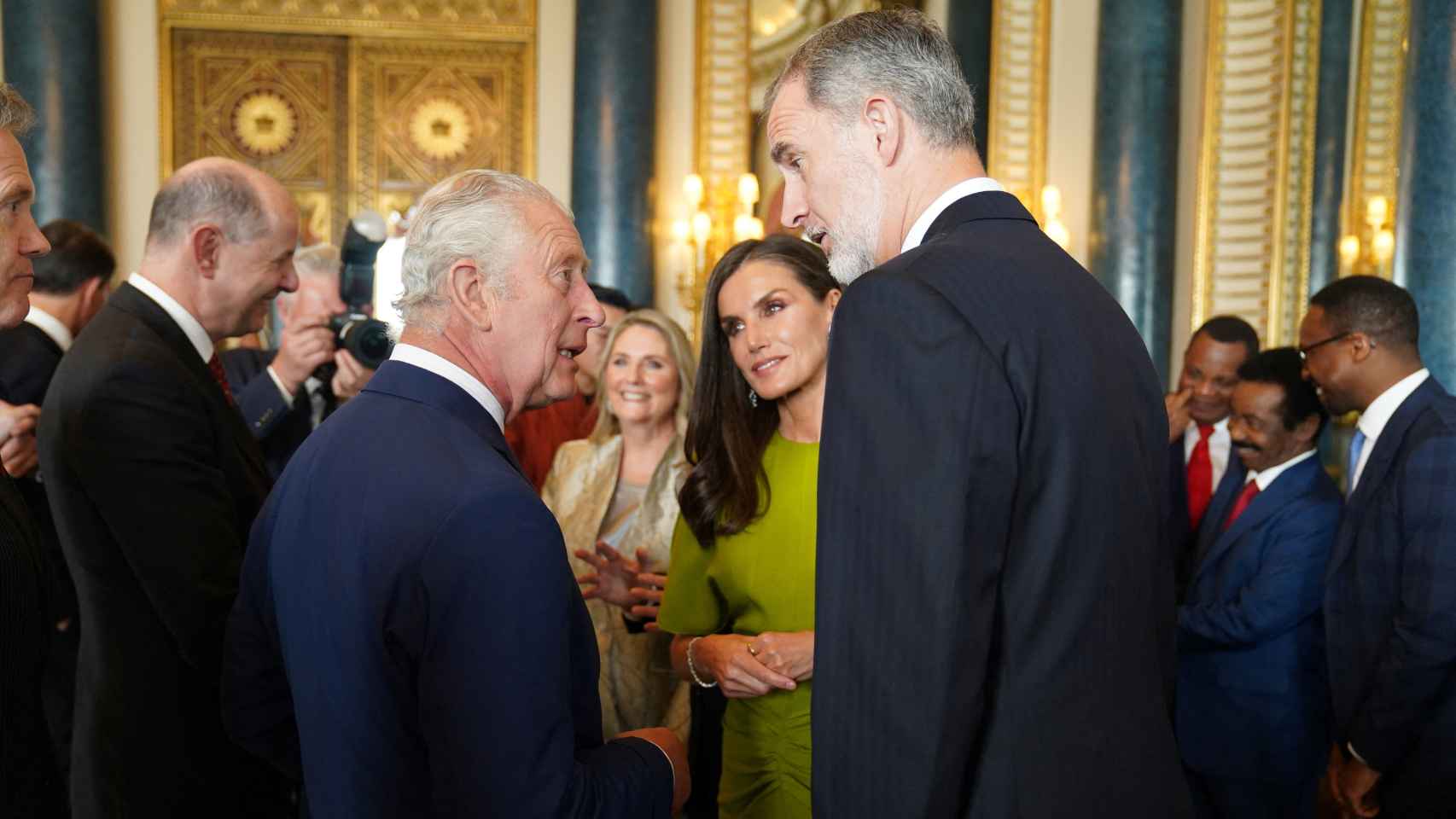 Carlos III conversa con los Reyes de España, en la recepción previa a la coronación.