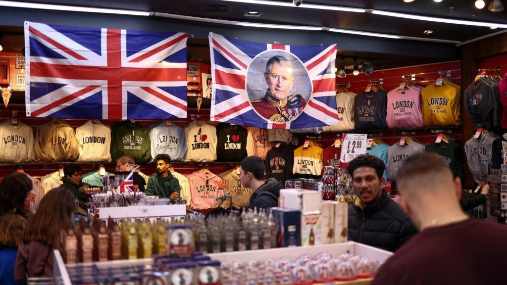 Una bandera de la coronación de Carlos III cuelga de una tienda 'souvenirs' de Londres.