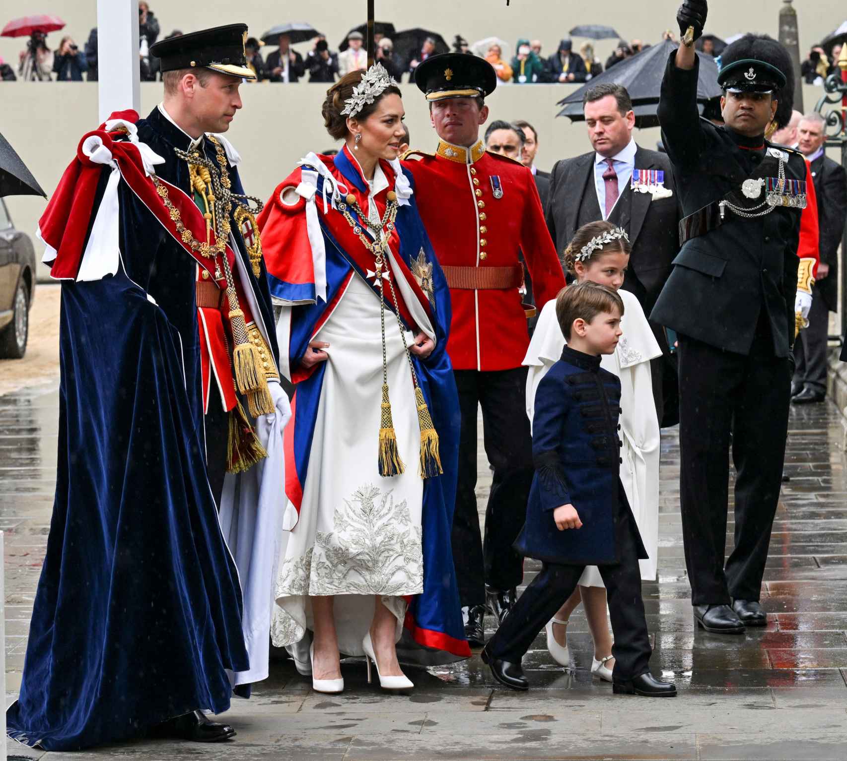 Los príncipes de Gales y sus hijos llegando a la Abadía de Westminster.