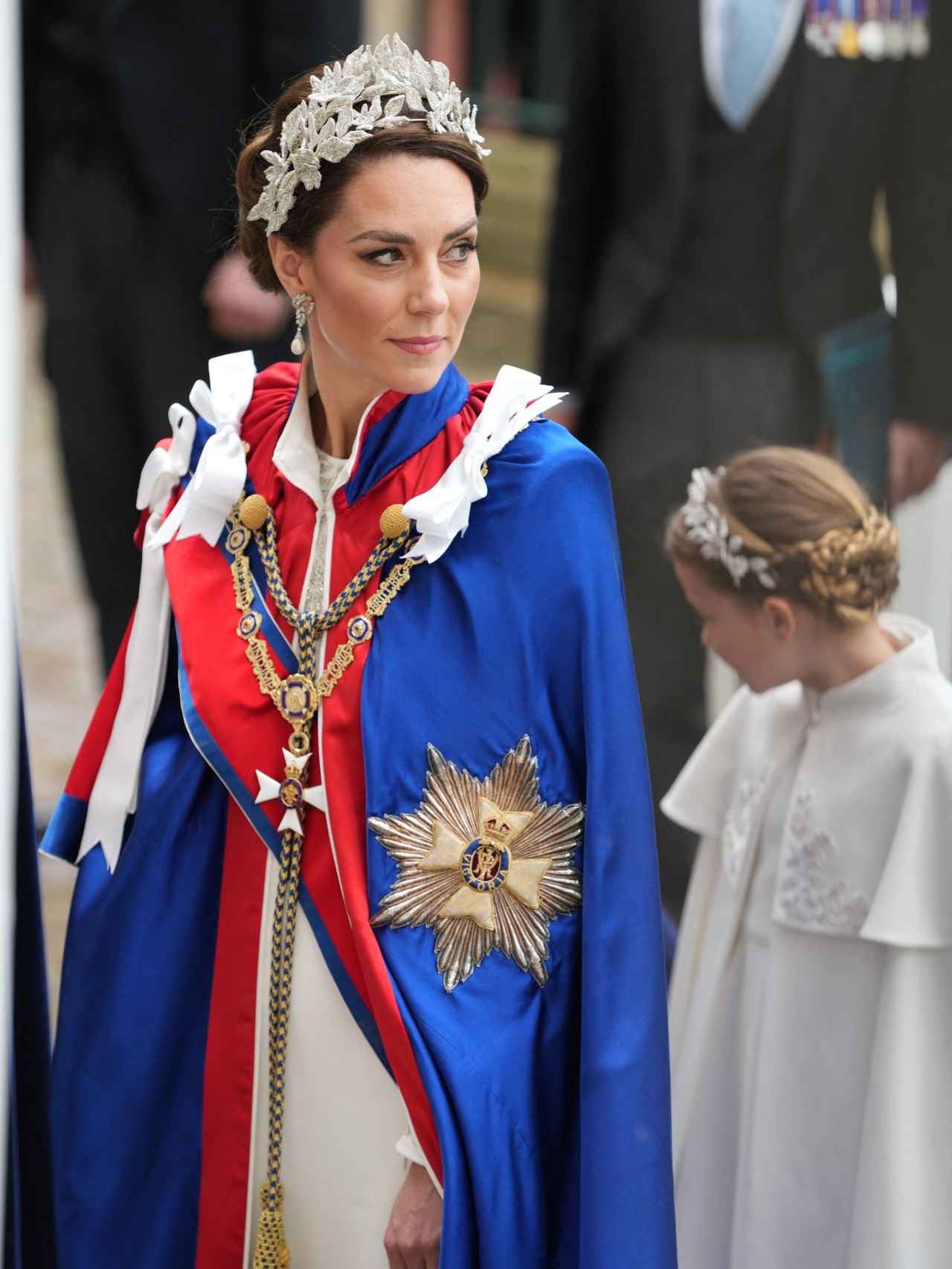 Kate ha lucido el Manto de la Real Orden Victoriana.