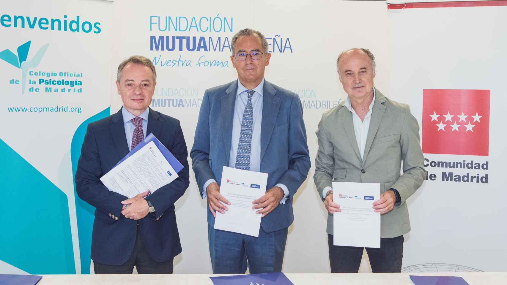 Firma Acoso entre iguales_de izda a dcha Lorenzo Cooklin, Enrique Ossorio y Jose Antonio Luengo
