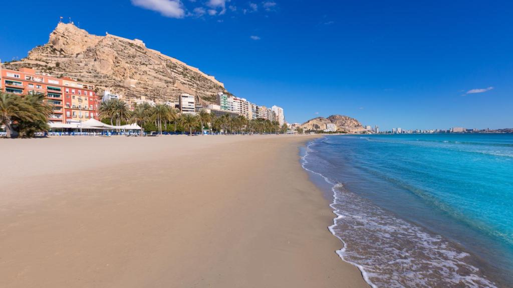 Playa del Postiguet, en una imagen de archivo.