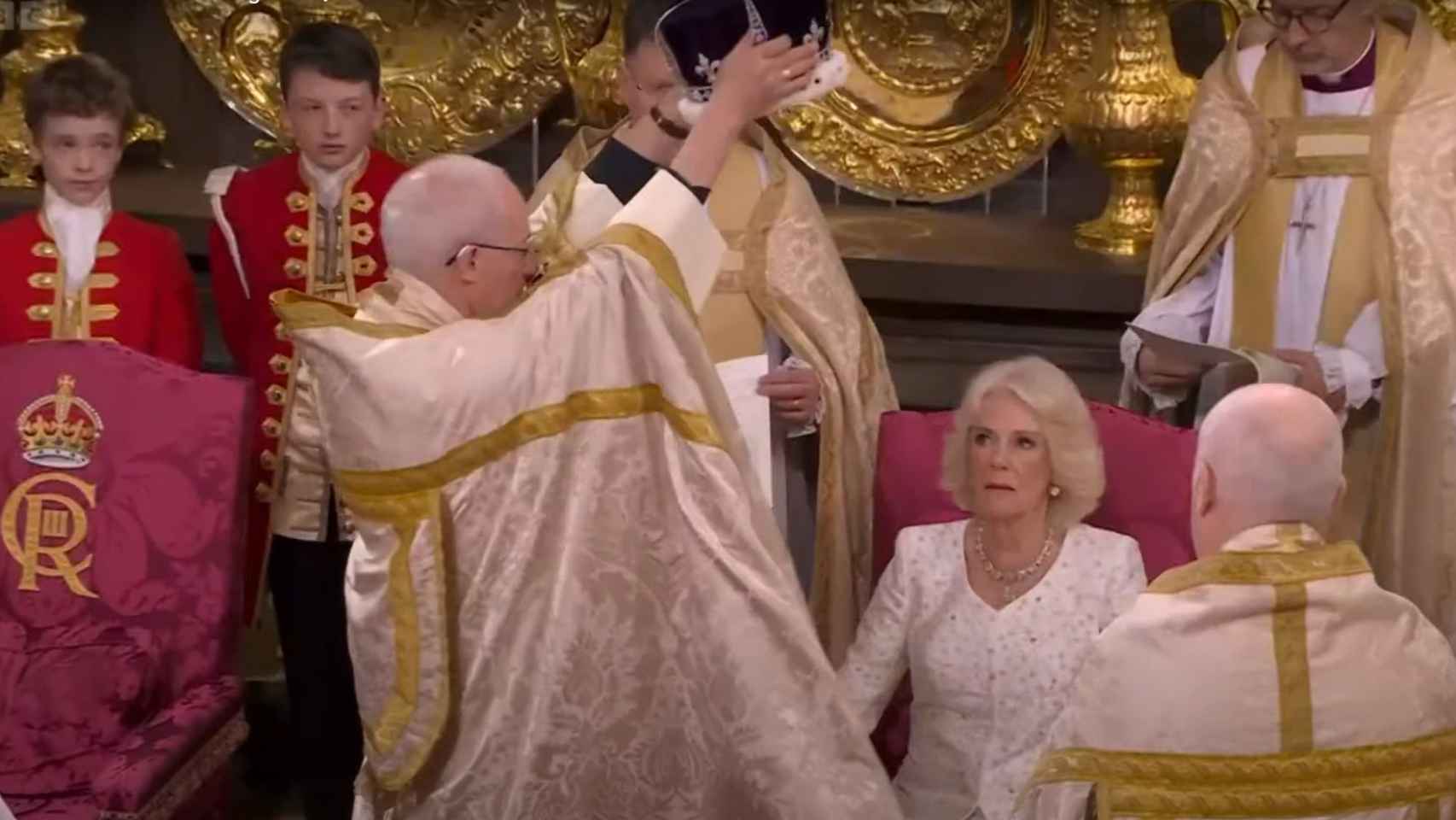 La reina Camila durante su coronación en una captura de la retransmisión televisiva de la BBC.