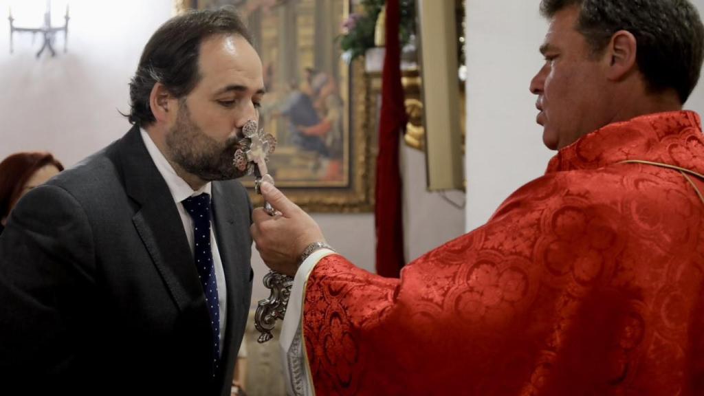 Paco Núñez besa la Cruz en Torrejón del Rey (Guadalajara).