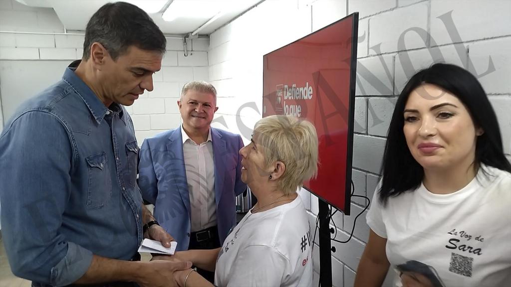 Pedro Sánchez dedicando unas palabras de ánimo a Felisa, este sábado, en el vestuario del Pabellón Príncipe de Asturias de Murcia.