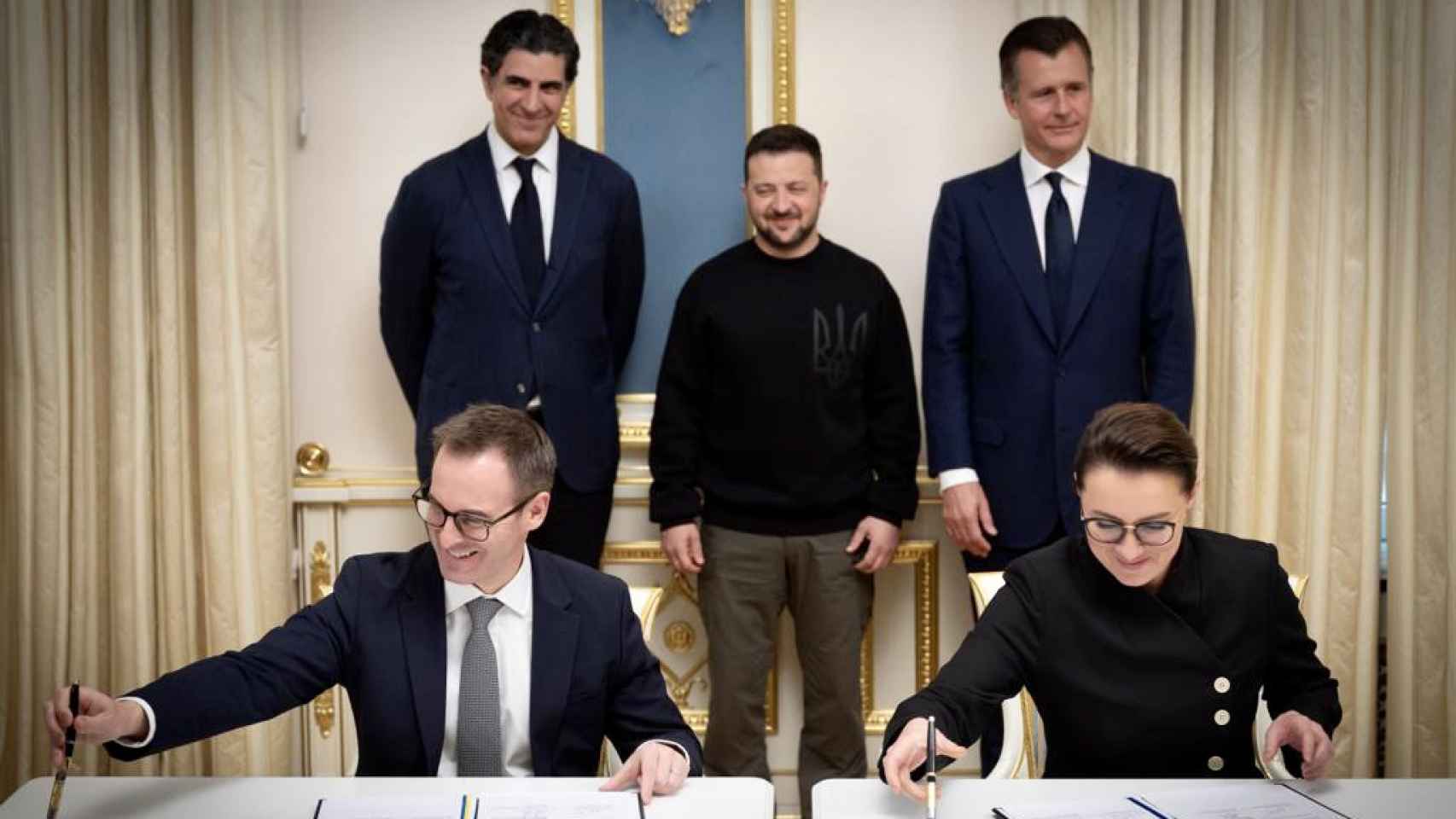 Firma de un acuerdo entre una delegación de BlackRock y el Gobierno de Ucrania ante Volodímir Zelenski