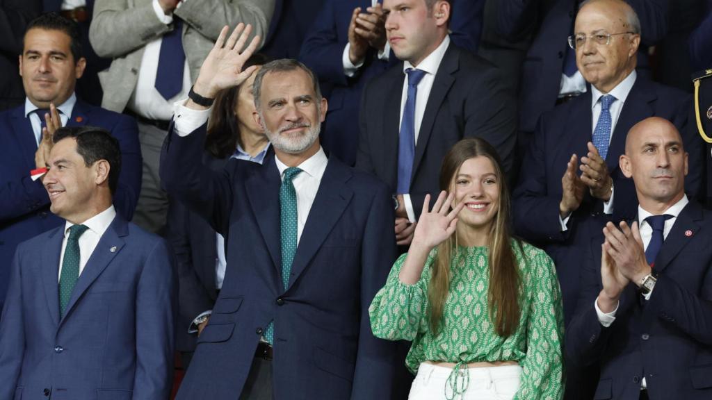 El Rey y su hija, poco antes de que diera comienzo el partido.