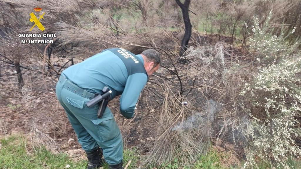 Un agente de la Guardia Civil en el lugar de los hechos.