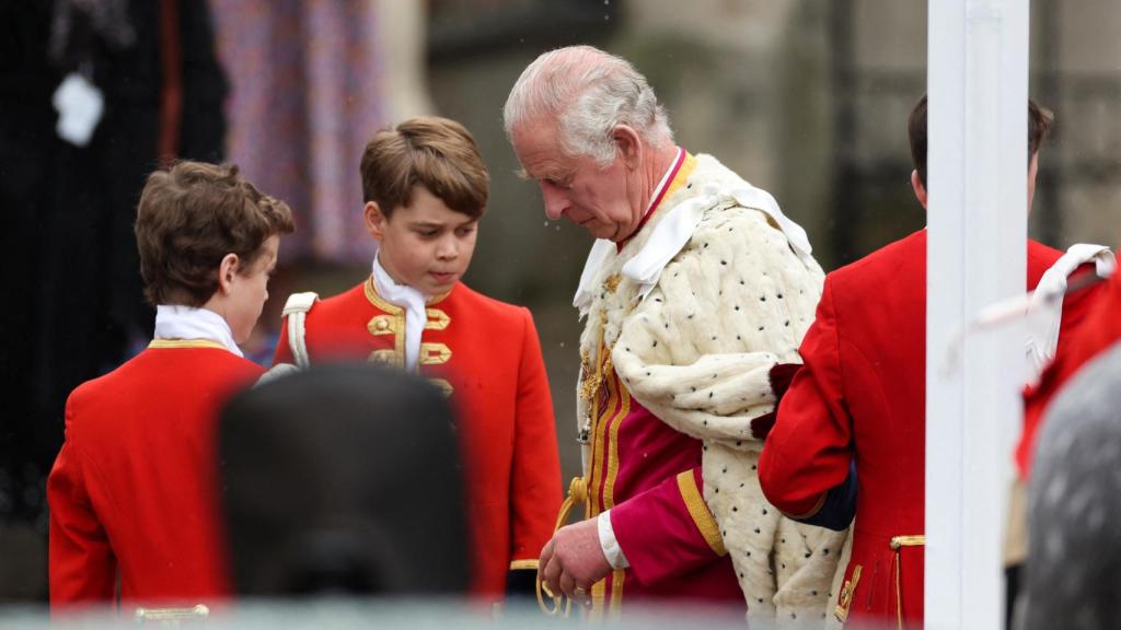 Carlos III junto a su nieto George, que ejerce de paje real.