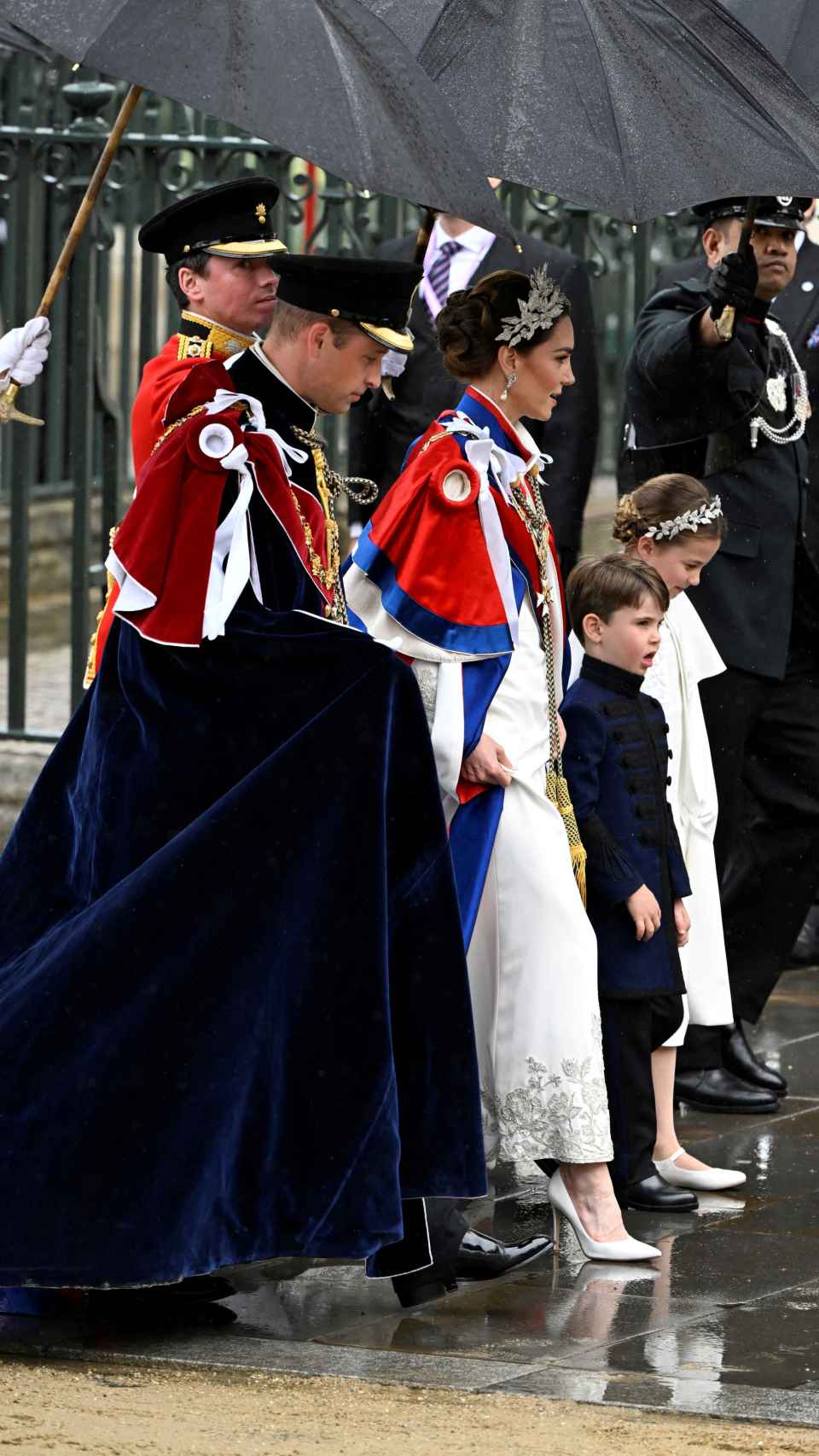 Kate y Guillermo junto a su hijos menores, en  la entrada de la Abadía de Westminster.