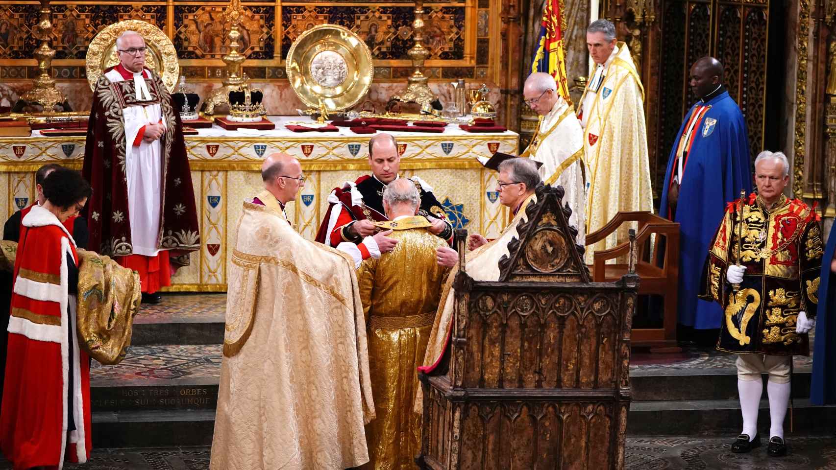 El príncipe Guillermo jura lealtad a su padre durante la ceremonia de coronación de Carlos III como nuevo Rey de Inglaterra.